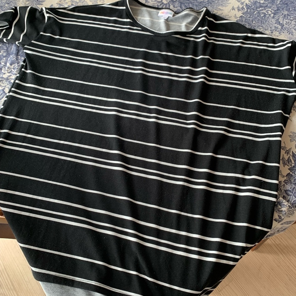 LuLaRoe Patrick Tunic T-shirt Women’s Black & White Striped Oversized Top Size S - Picture 5 of 8